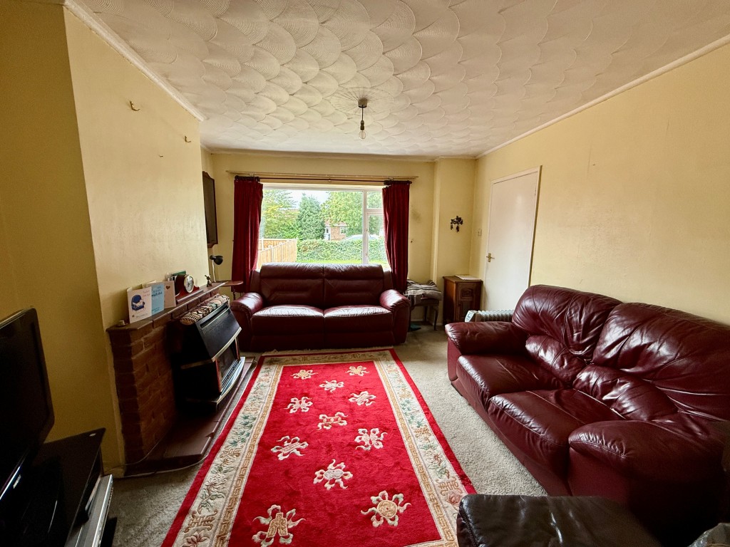 Lot: 148 - SEMI-DETACHED HOUSE FOR REFURBISHMENT - Reception room